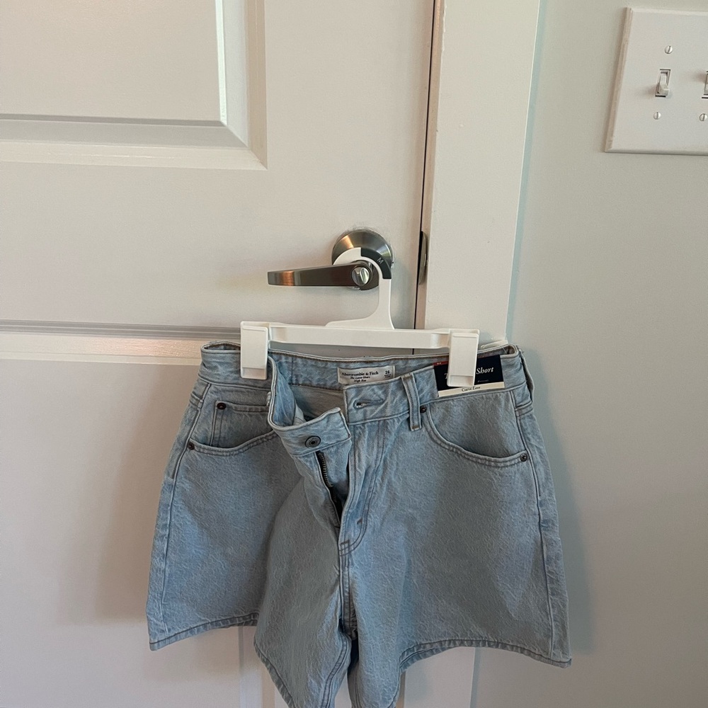 New With Tags Abercrombie & Fitch High Rise Curve Love Loose Short Light Wash